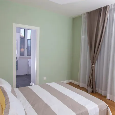 Al Quattro, Nel Centro Di *