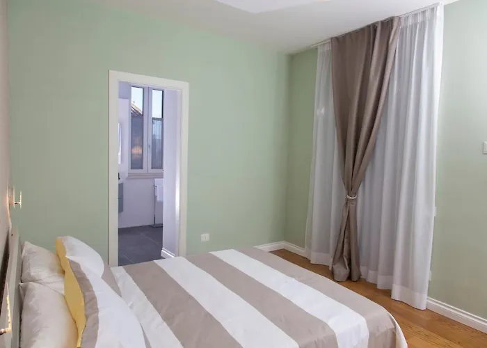 Al Quattro, Nel Centro Di *